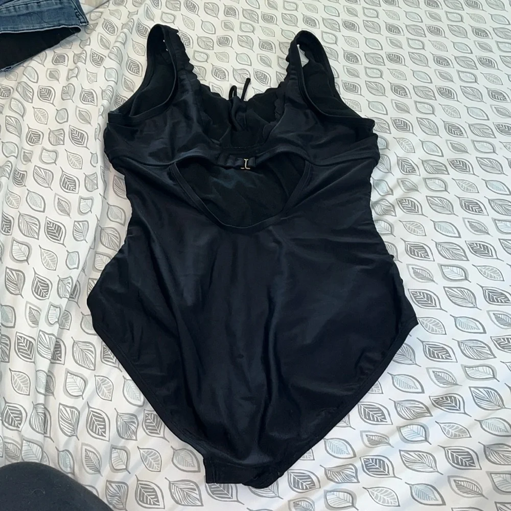 Kona Sol Women's Grommet Scallop Classic One Piece Swimsuit Size Large Black